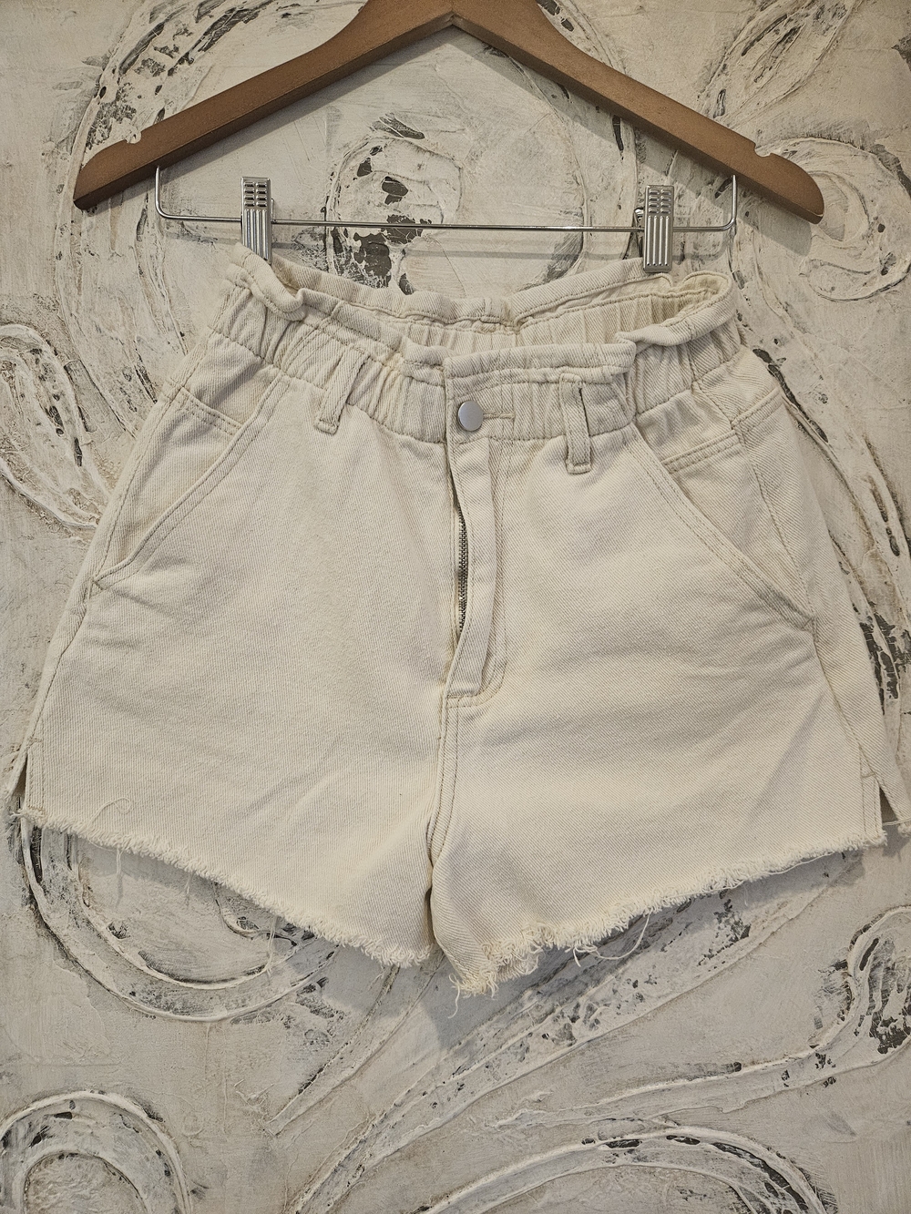 High-Waist Cream Frayed Hem Women's Shorts with Elastic Waist